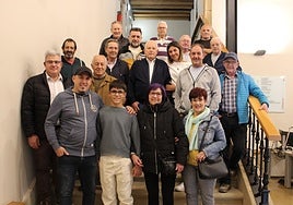 Hodei Rivas posa junto a sus familiares y los Amigos de la Micología antes del homenaje.