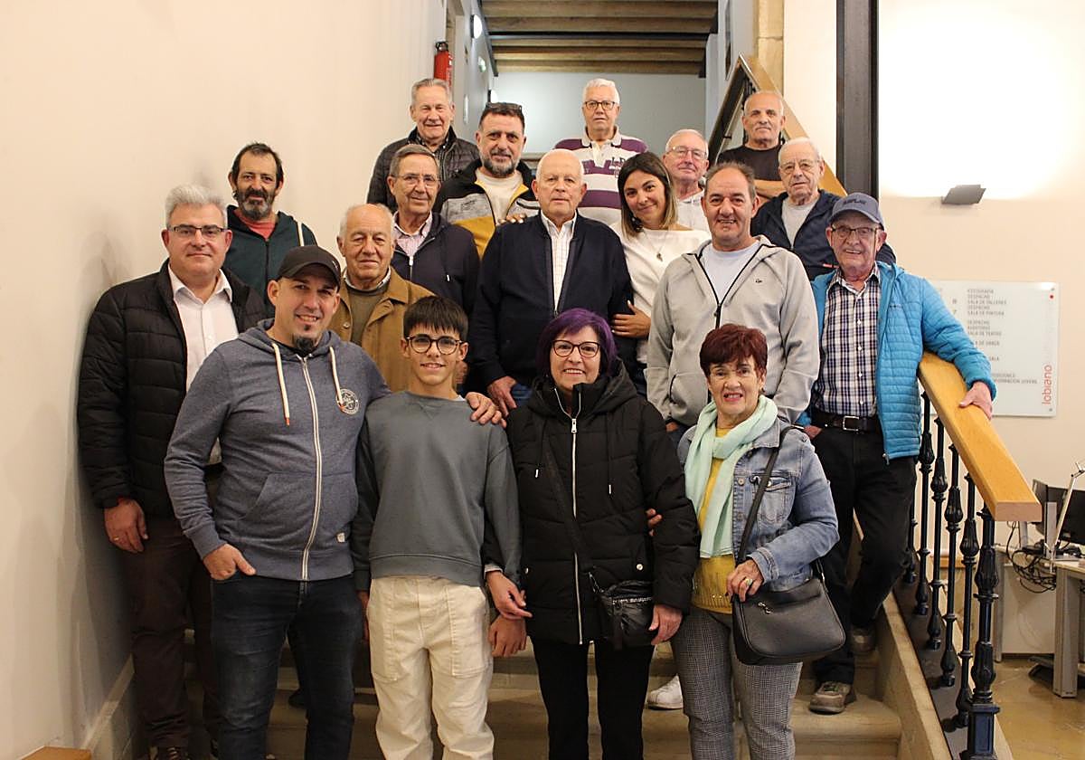 Hodei Rivas posa junto a sus familiares y los Amigos de la Micología antes del homenaje.