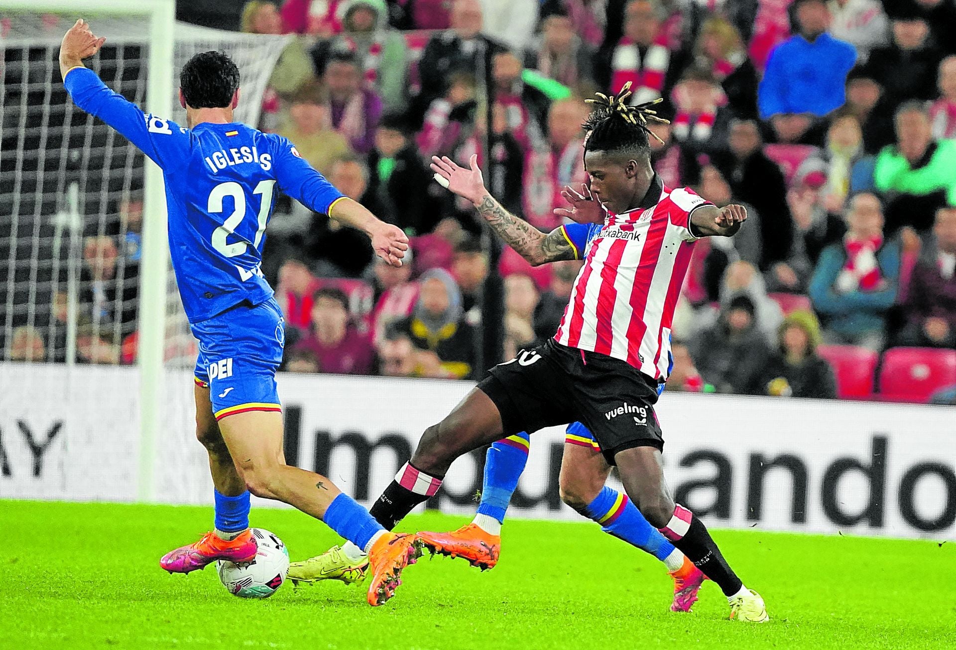 Nico Williams intenta superar a Iglesias.