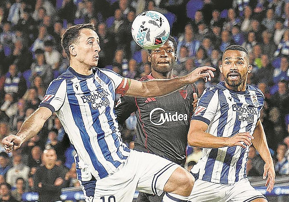 Dos goles de Oyarzabal alivian a la Real en un partido crucial