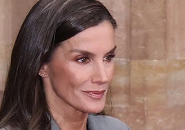 El guiño de la reina Letizia a Bárbara Goenaga con sus pendientes 'rayo'