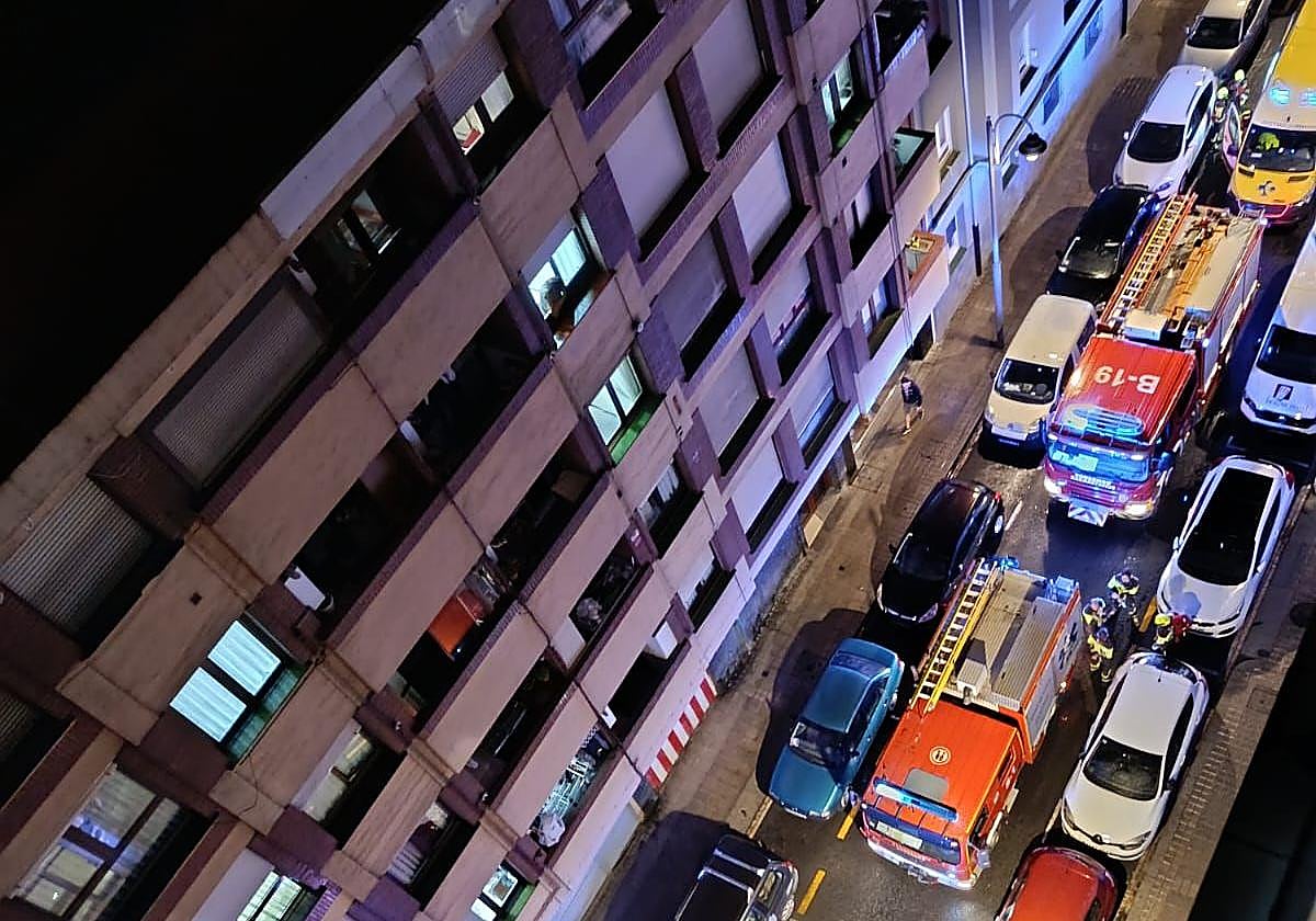 Los vehículos de emergencias cortaron el tráfico durante unos minutos.