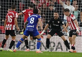 Unai Simón atento ante un despeje de balón de Laporte.