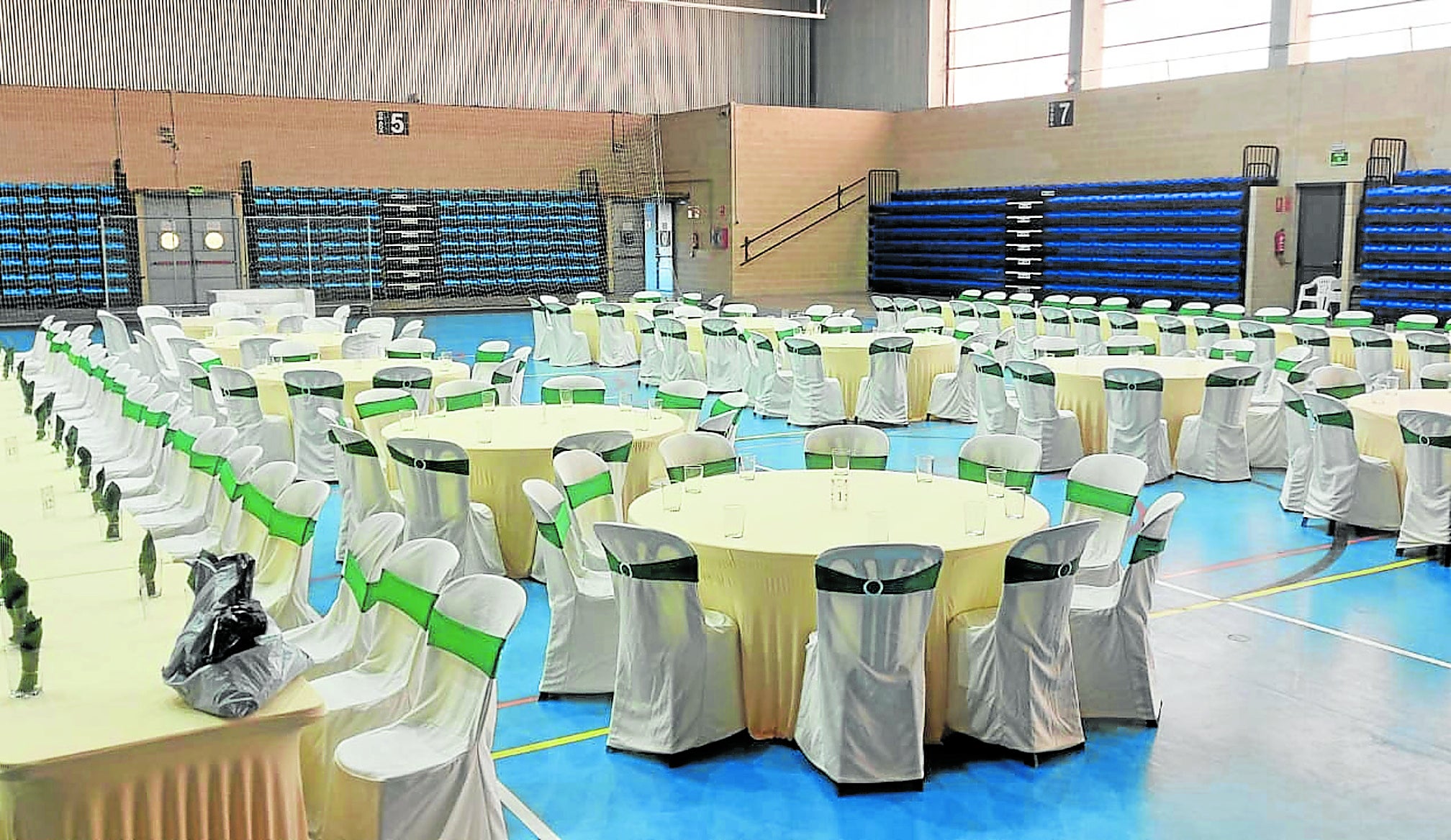 Se colocaron decenas de sillas y mesas para el convite durante la jornada previa al enlace matrimonial.