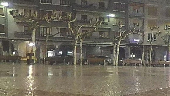 Un detenido y un herido grave en una pelea multitudinaria con armas blancas y lanzamiento de botellas en Eibar