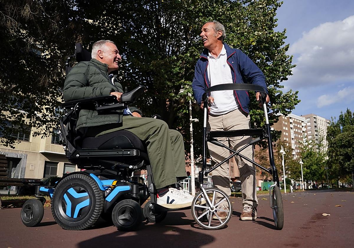 Juanjo Díez y Jaime Lafita se saludan cariñosamente en el parque de Botica Vieja, en el barrio bilbaíno de Deusto, donde les citamos para la sesión de fotos.