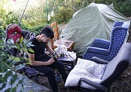 Uno de los jóvenes que viven en los precarios campamentos que se reparten por las laderas de los montes que rodean Bilbao.