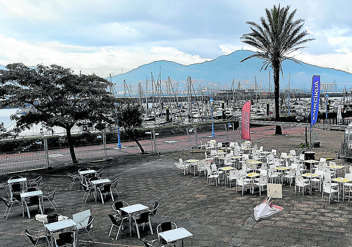 La zona hostelera del Puerto Deportivo de Getxo se encuentra en deteriorado estado y con todos los locales, a excepción de uno, cerrados.