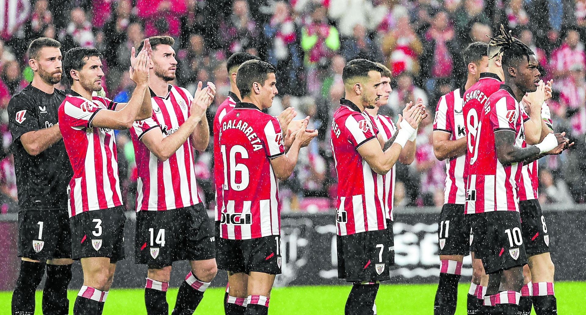 Los jugadores del Athletic agradecen abatidos el apoyo de San Mamés al final del partido.