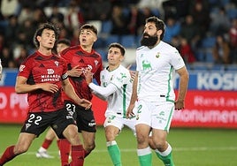 Asier Villalibre, durante el Mirandés-Racing disputado este sábado en Mendizorroza.