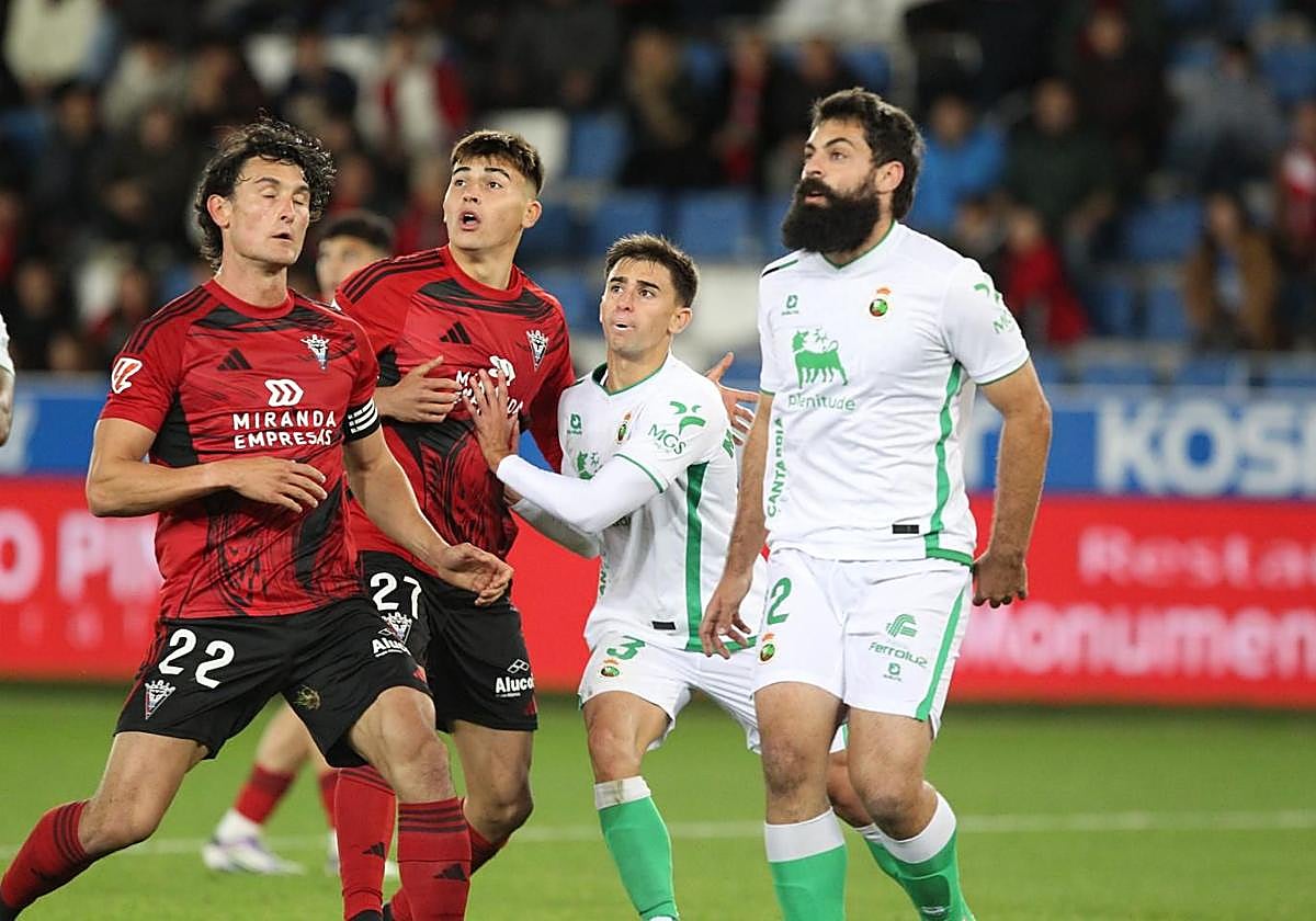 Asier Villalibre, durante el Mirandés-Racing disputado este sábado en Mendizorroza.
