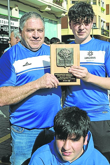 José Lapazaran, junto a uno de sus hijos.