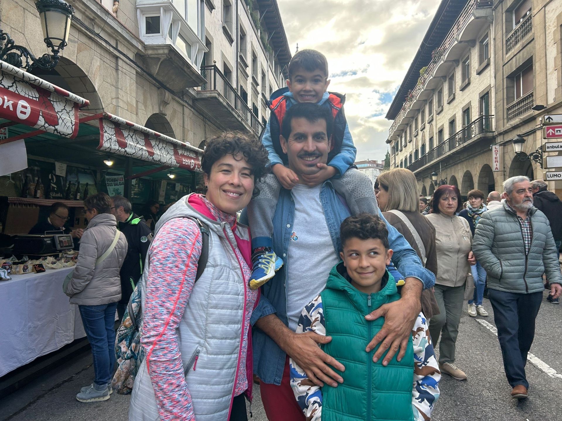 Cristina, Víctor, Ekai y Markel. De Muxika. «Venimos todos los años. La primera vez fue cuando mi hijo Markel tenía tres meses y desde entonces mantenemos la tradición. Por la mañana disfrutamos de la feria y luego por la tarde nos toca trabajar. El ambiente es impresionante».