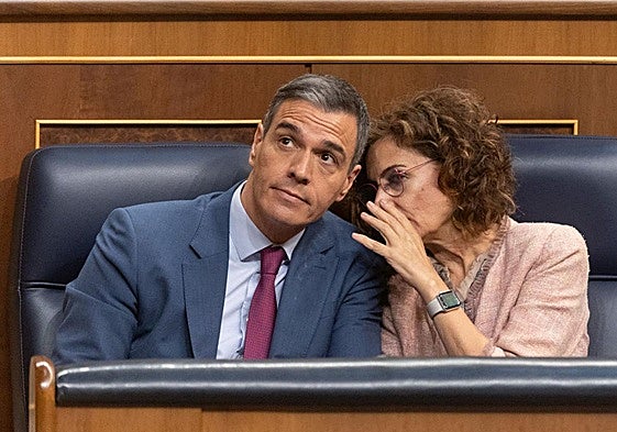 Pedro Sánchez y María Jesús Montero, en el Congreso de los Diputados.
