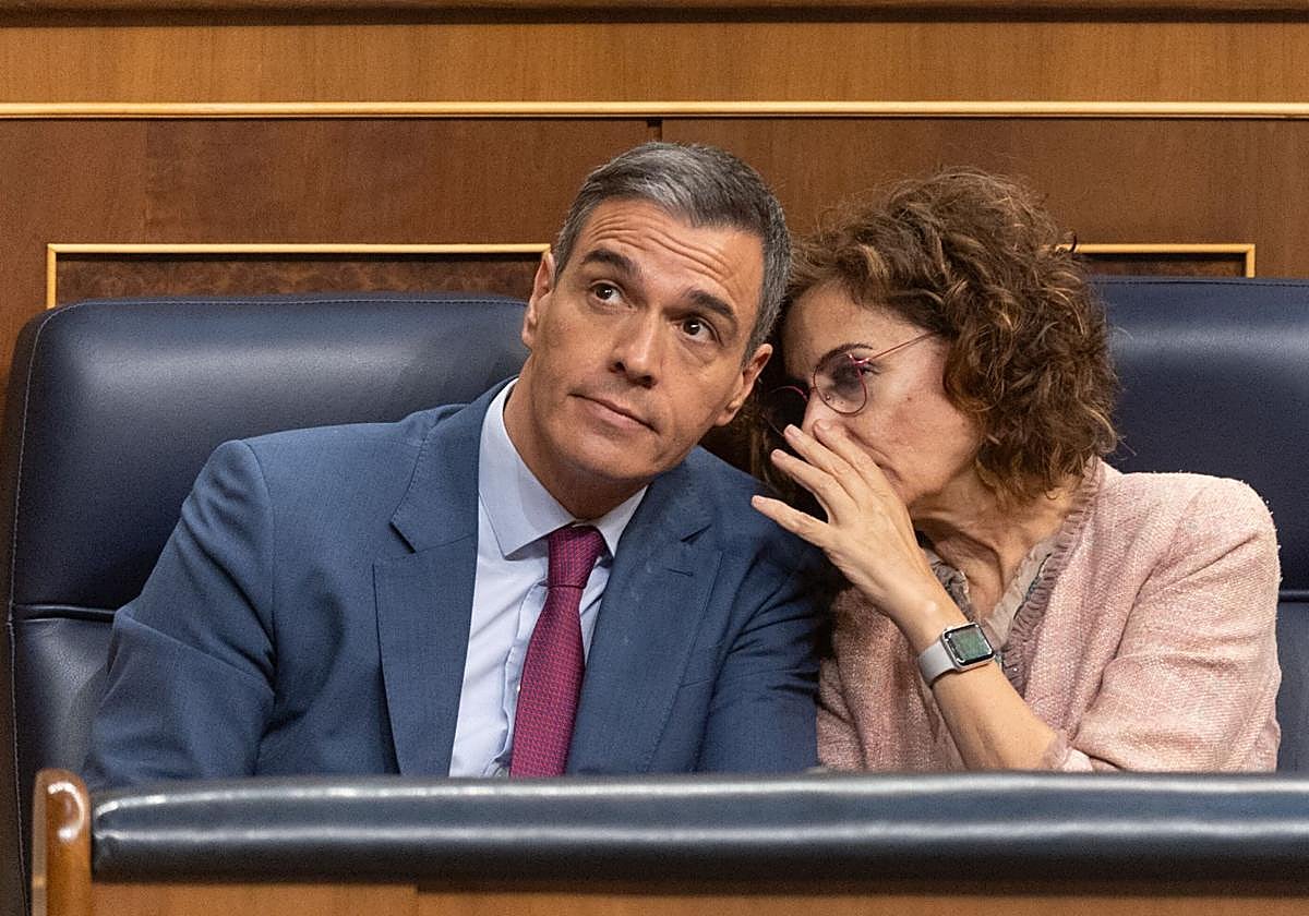 Pedro Sánchez y María Jesús Montero, en el Congreso de los Diputados.