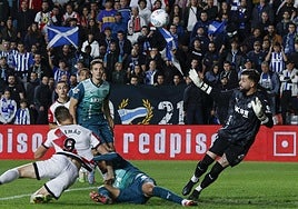 Yusi forcejea con Alemao para evitar que el delantero del Rayo remate cómodo.