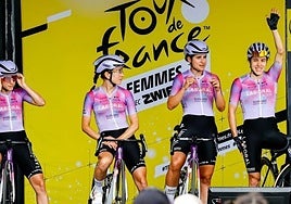 Las corredoras del Laboral Kutxa, durante la presentación del pasado Tour.