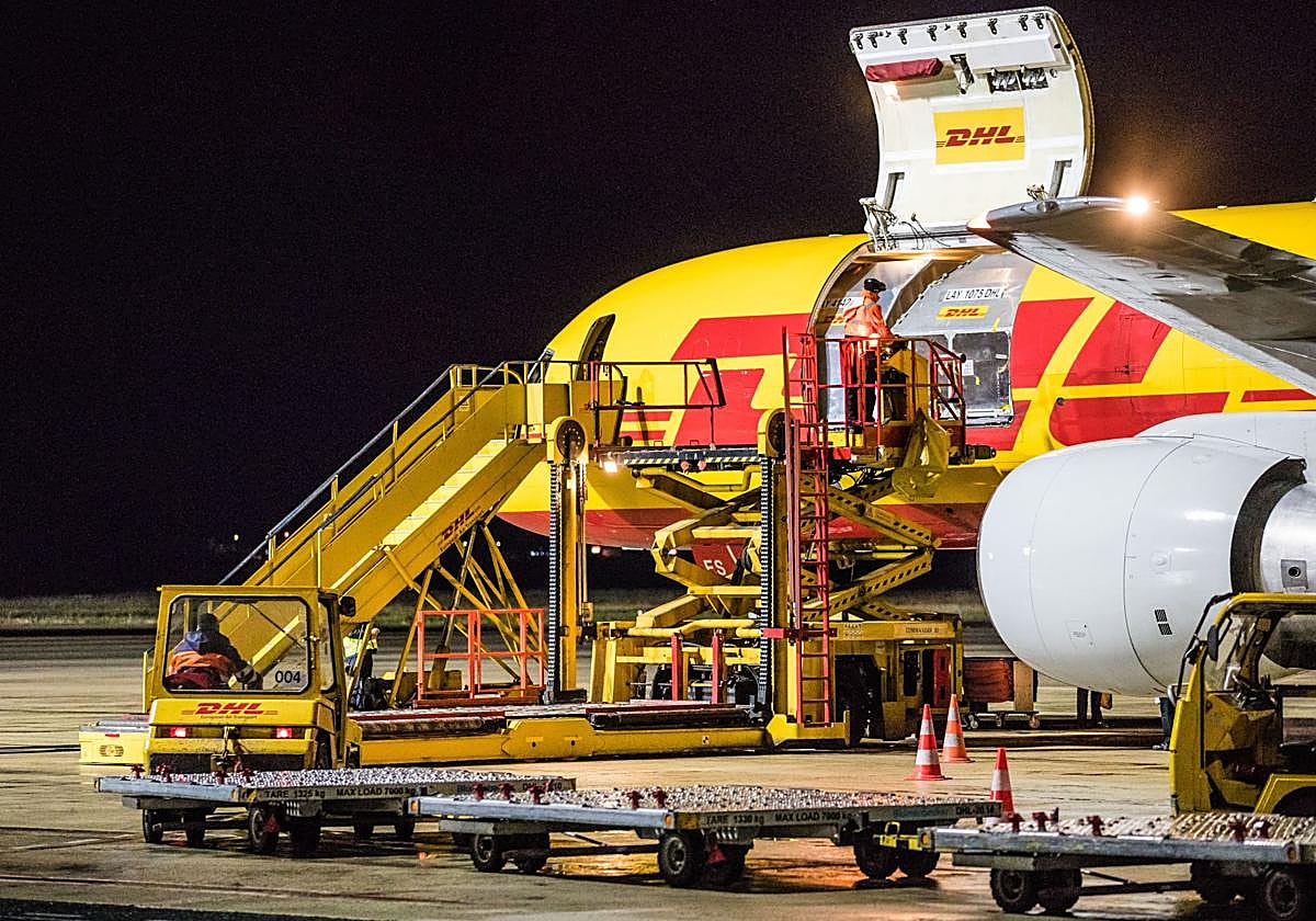 Operarios cargan mercancías en un avión de la compañía en Foronda.