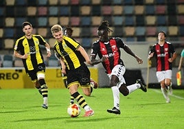 Beñat de Jesús y Baba Diocou pugnan en un lance del Barakaldo-Arenas.