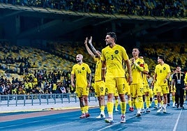 Garces saluda a los aficionados de Malasia después del partido ante Vietnam.