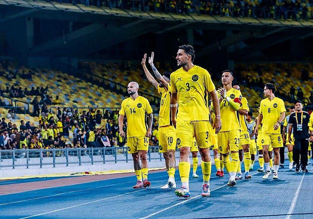 Garces saluda a los aficionados de Malasia después del partido ante Vietnam.