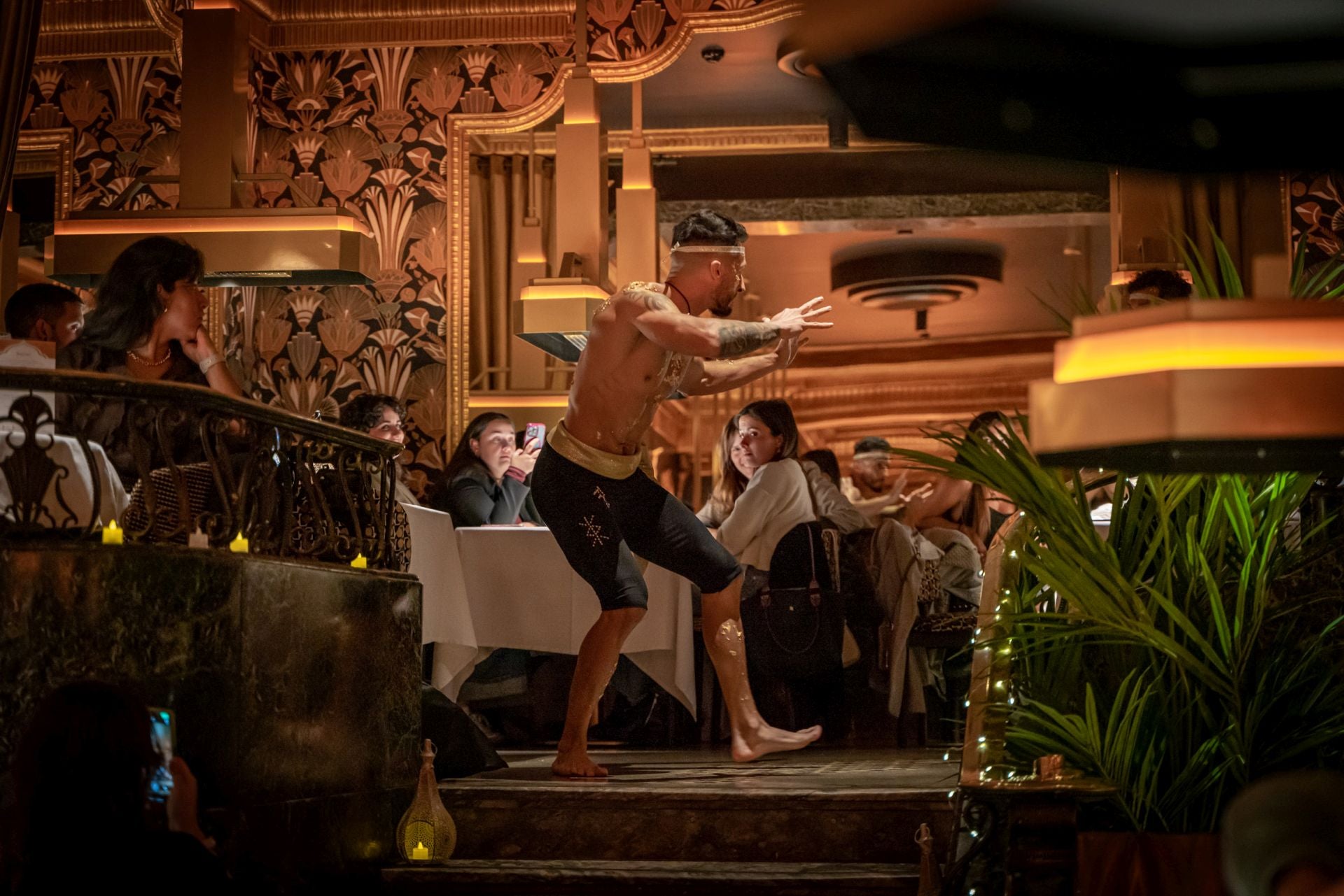 Acrobacias, danza del vientre... llegan las cenas temáticas a este restaurante de Bilbao