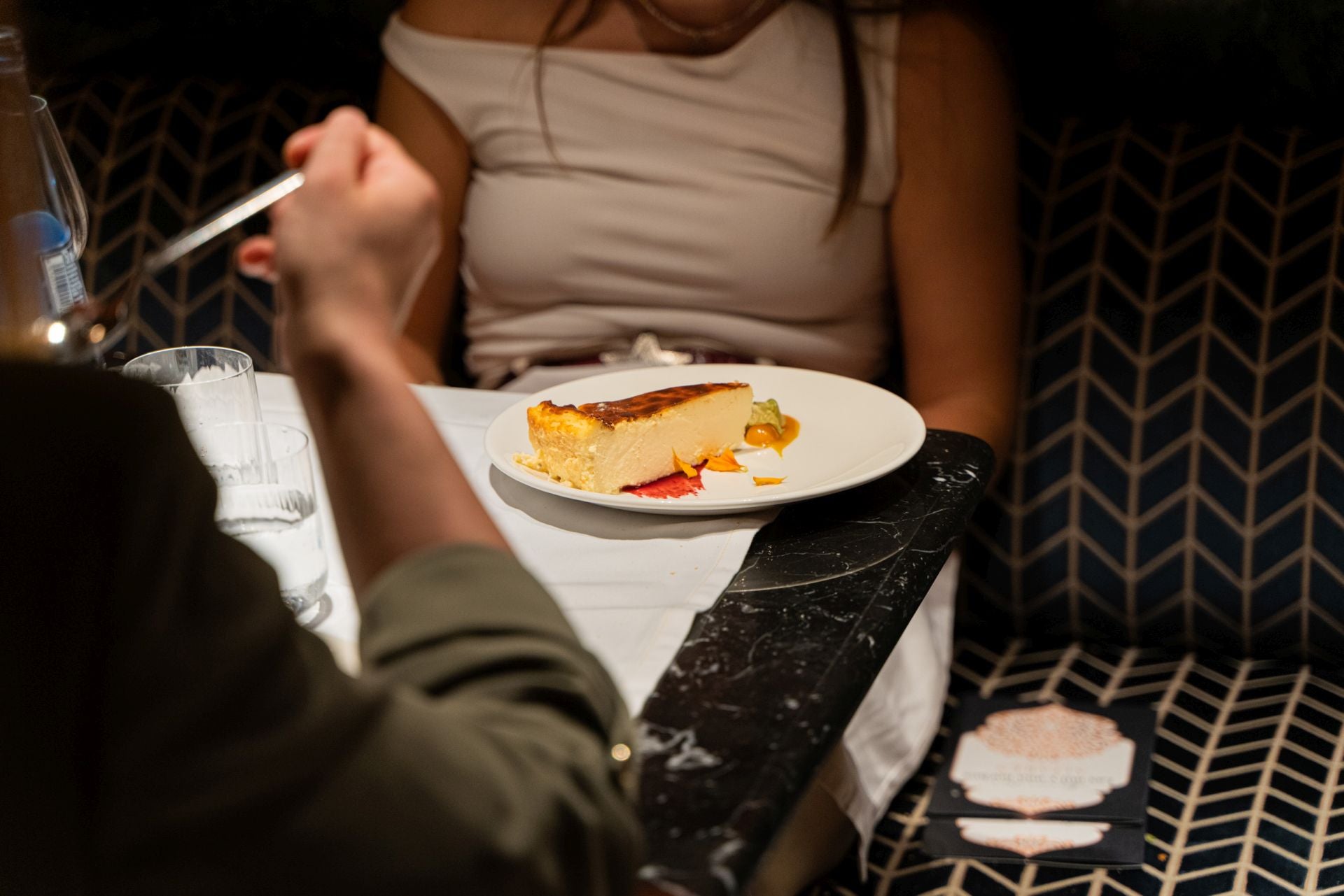 Acrobacias, danza del vientre... llegan las cenas temáticas a este restaurante de Bilbao