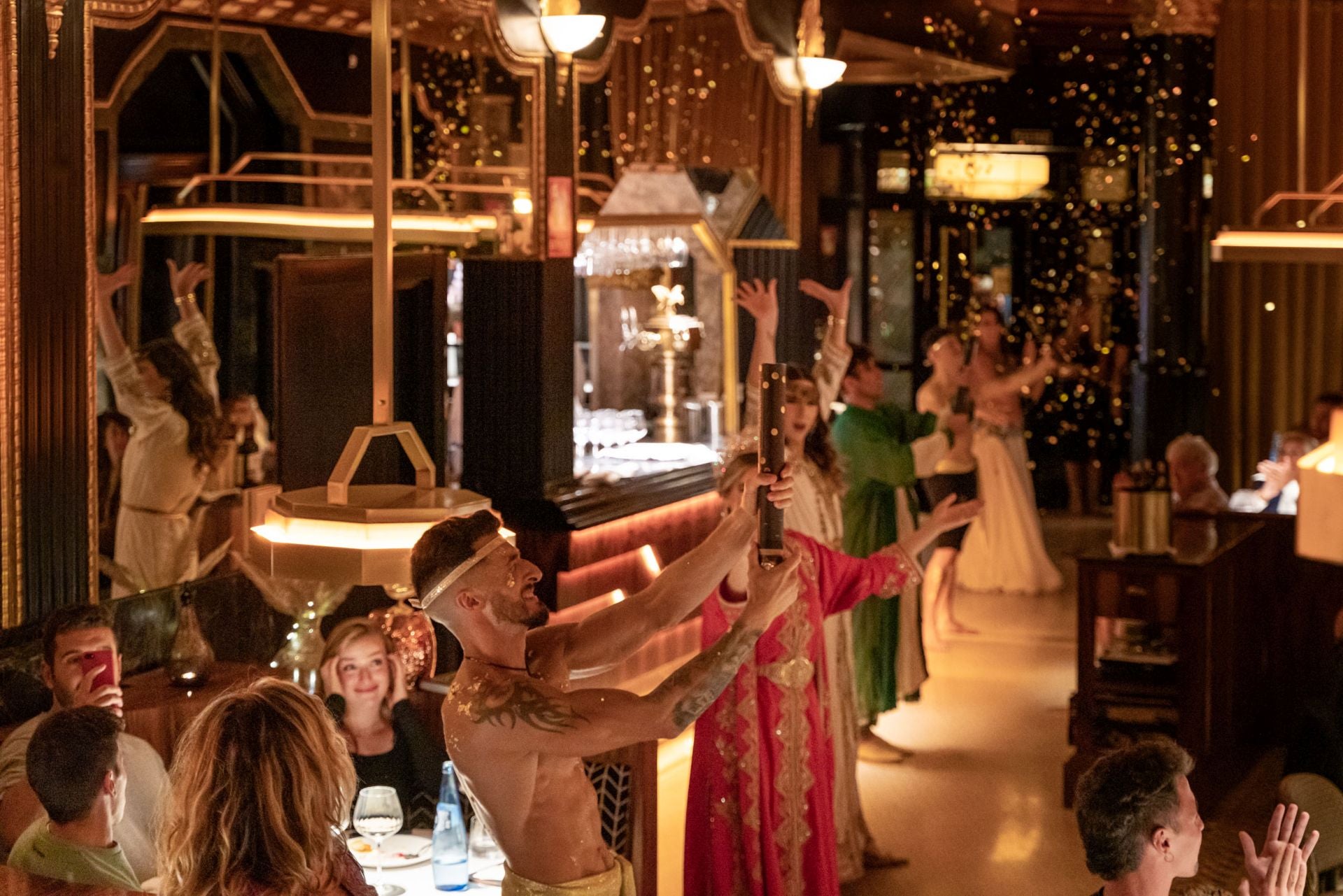 Acrobacias, danza del vientre... llegan las cenas temáticas a este restaurante de Bilbao