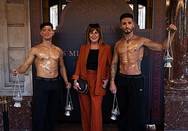 La actriz Maribel Salas posa con dos de los equilibristas.