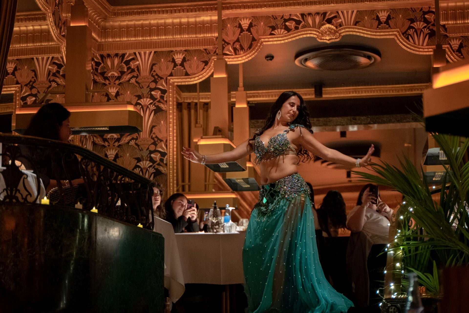 Acrobacias, danza del vientre... llegan las cenas temáticas a este restaurante de Bilbao