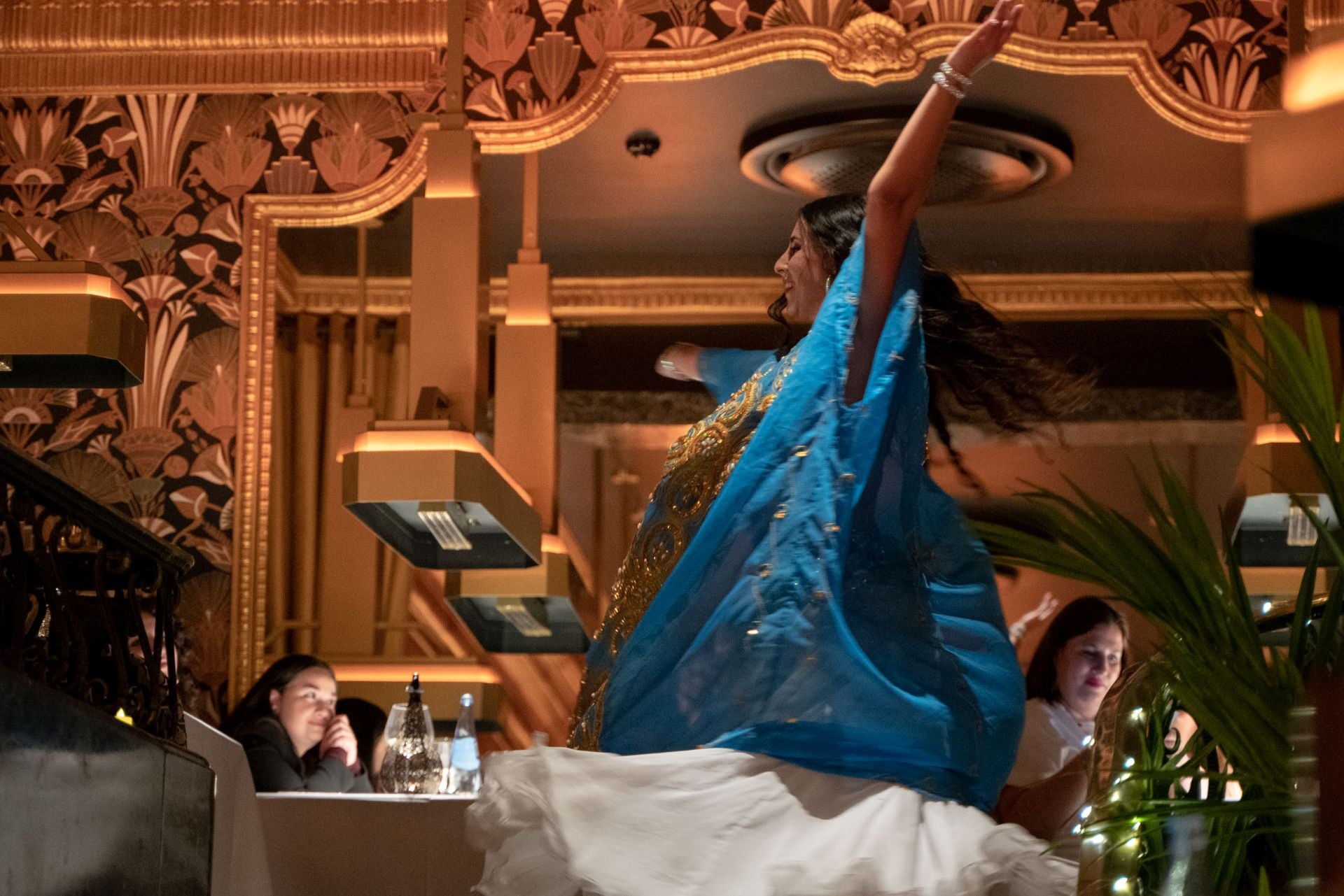 Acrobacias, danza del vientre... llegan las cenas temáticas a este restaurante de Bilbao