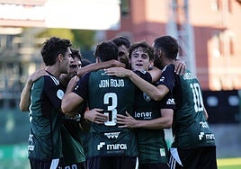 Los jugadores del Sestao River se abrazan tras un gol en Las Llanas.