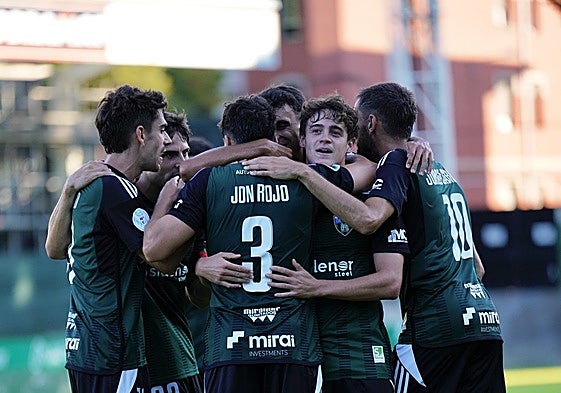 Los jugadores del Sestao River se abrazan tras un gol en Las Llanas.