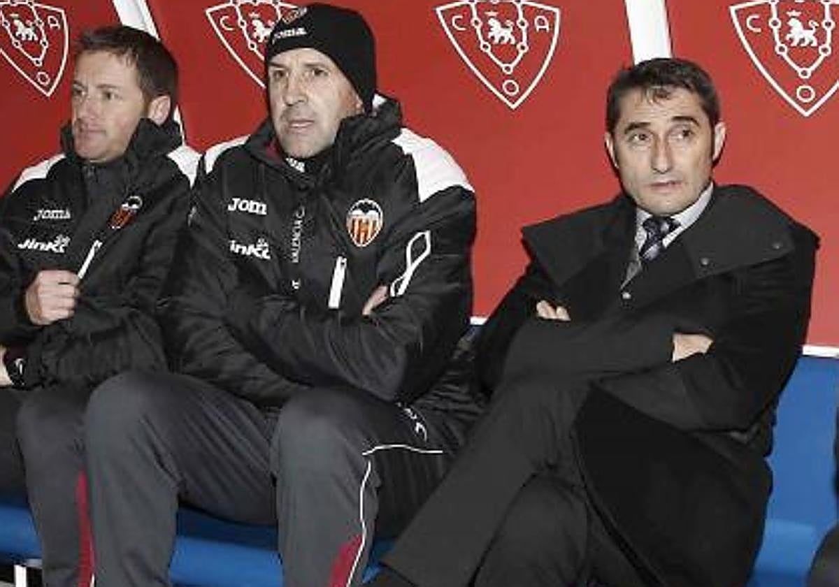 Ochotorena, en el banquillo del Valencia junto a Ernesto Valverde en 2012.