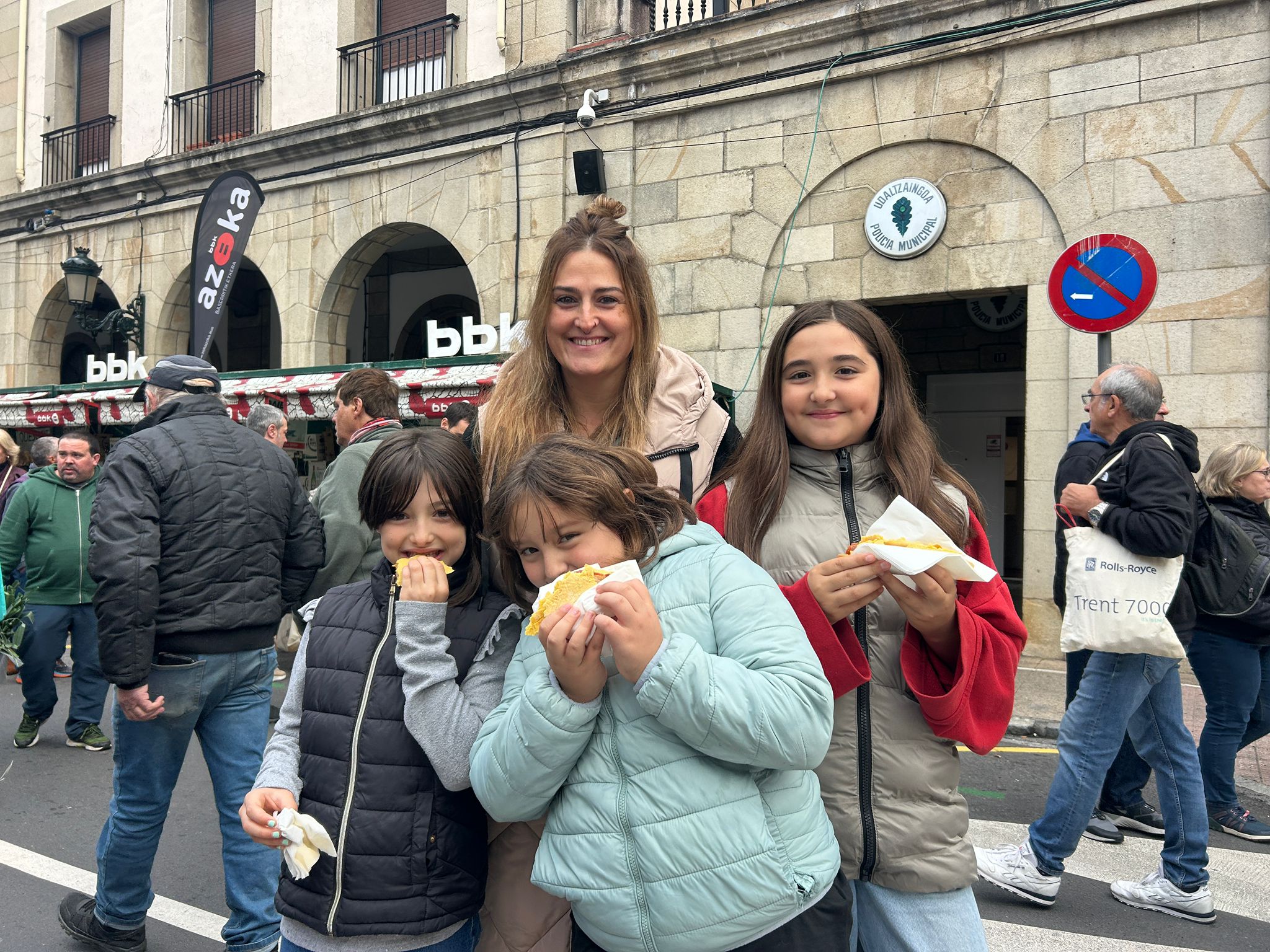 Maule, Maialen, Goreti y Begoña. «No faltamos ni un año. Venimos a pasarlo bien y a ver el ambiente. Lo primero que hacemos es comer un talo. ¡Y luego caerá otro, porque hacemos ruta! Y de postre, pastel vasco».