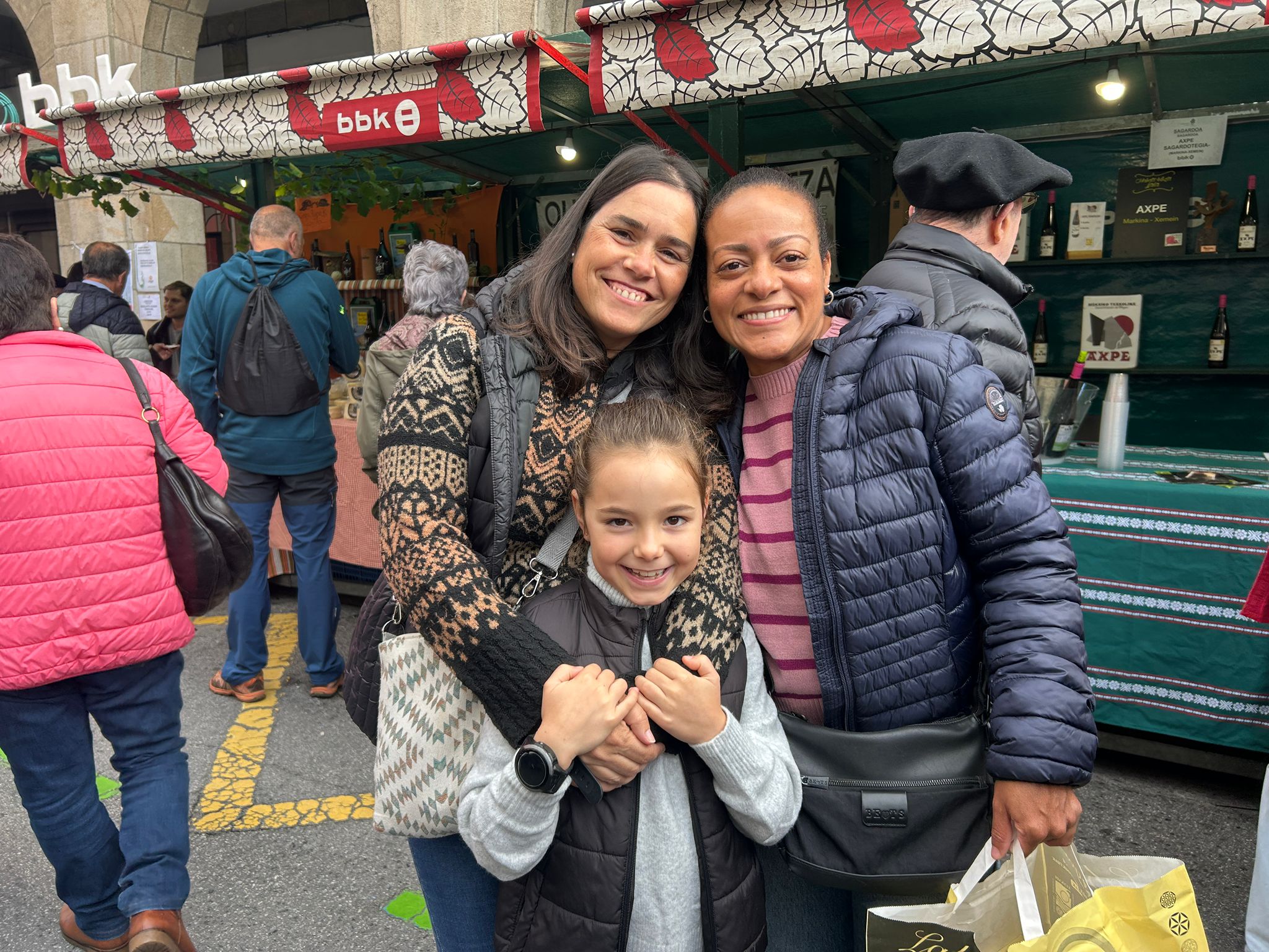 Nagore, Denise y Haize. De Gernika. «Nos gusta mucho venir. A primera hora el ambiente es familiar y venimos a por queso, chocolate, pastel vasco, paté… Y el talo no puede faltar, es una tradición».