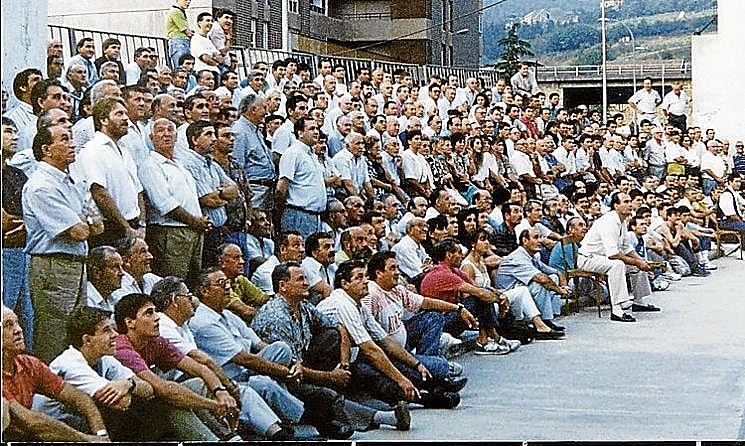 El nuevo frontón se alza detrás de donde se situaba el antiguo.