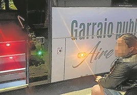 La joven en silla de ruedas en el momento de la avería en el autobús.