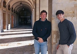 El director Luis Orduña y el violonchelista Álvaro Lozano antes de la actuación en el Palacio Europa.