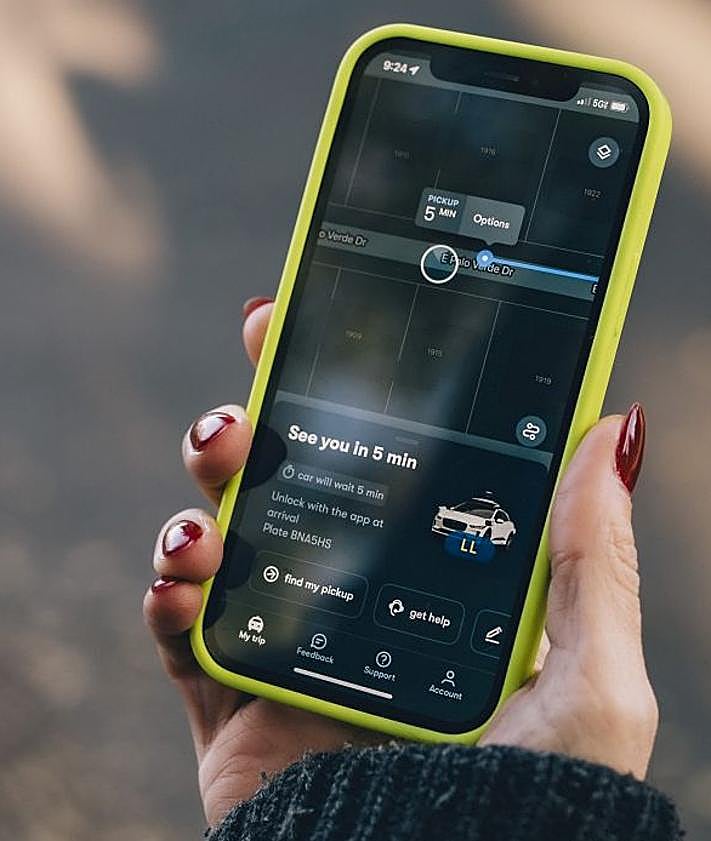 Imagen secundaria 2 - Arriba a la izquierda, los sensores y cámaras en la parte superior del robotaxi; a la derecha, el coche circula sin volante y, abajo, la aplicación móvil avisa del tiempo de espera para la recogida.