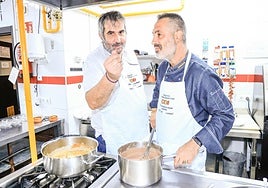 Raúl Ruiz ofrece una cucharada de guiso a su compañero Gorka Soriguren.