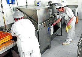 Cocineras en un comedor escolar ajeno a esta información.