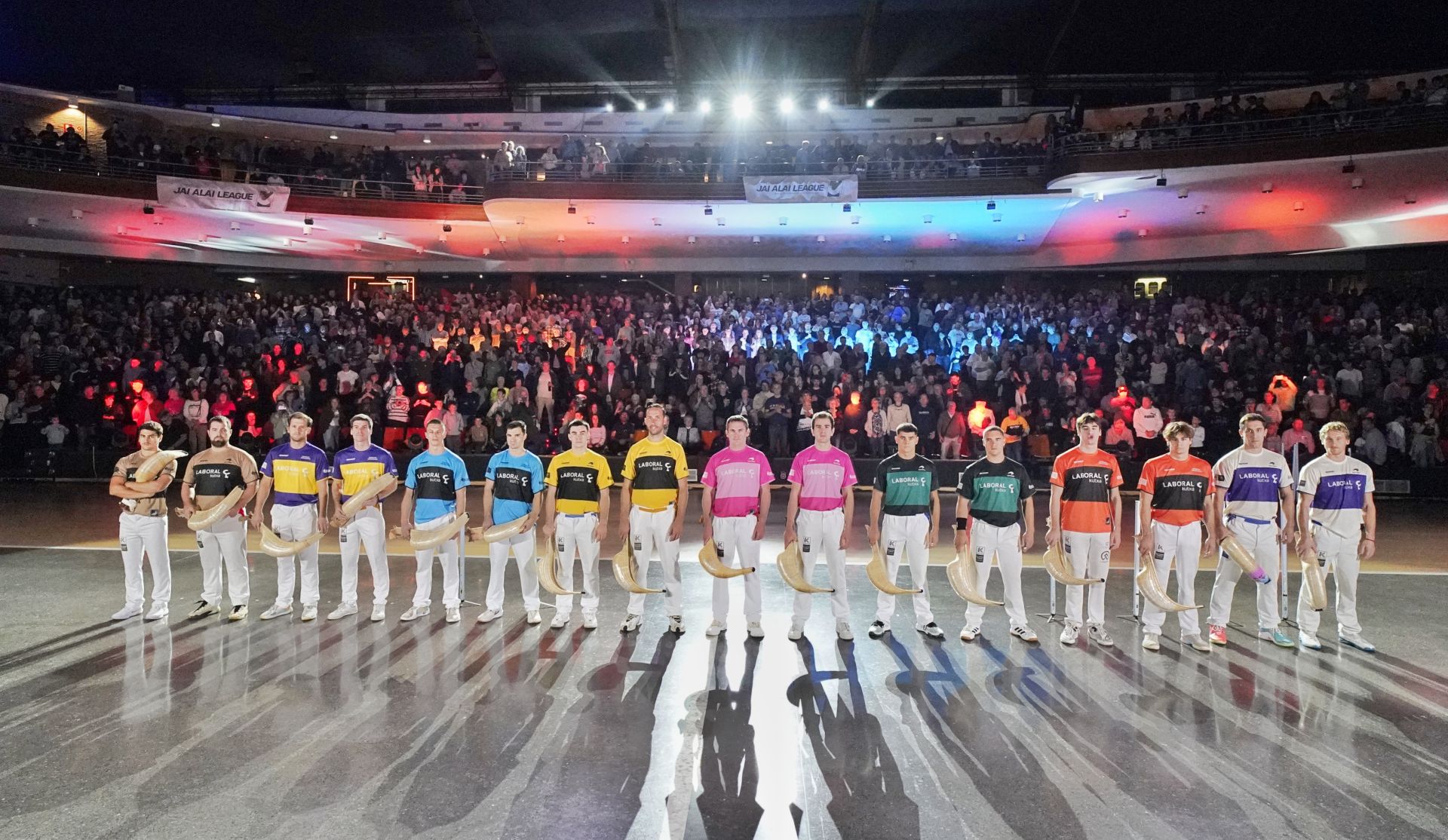 Los puntistas participantes en el Winter Series, con el frontón Jai Alai abarrotado a sus espaldas.