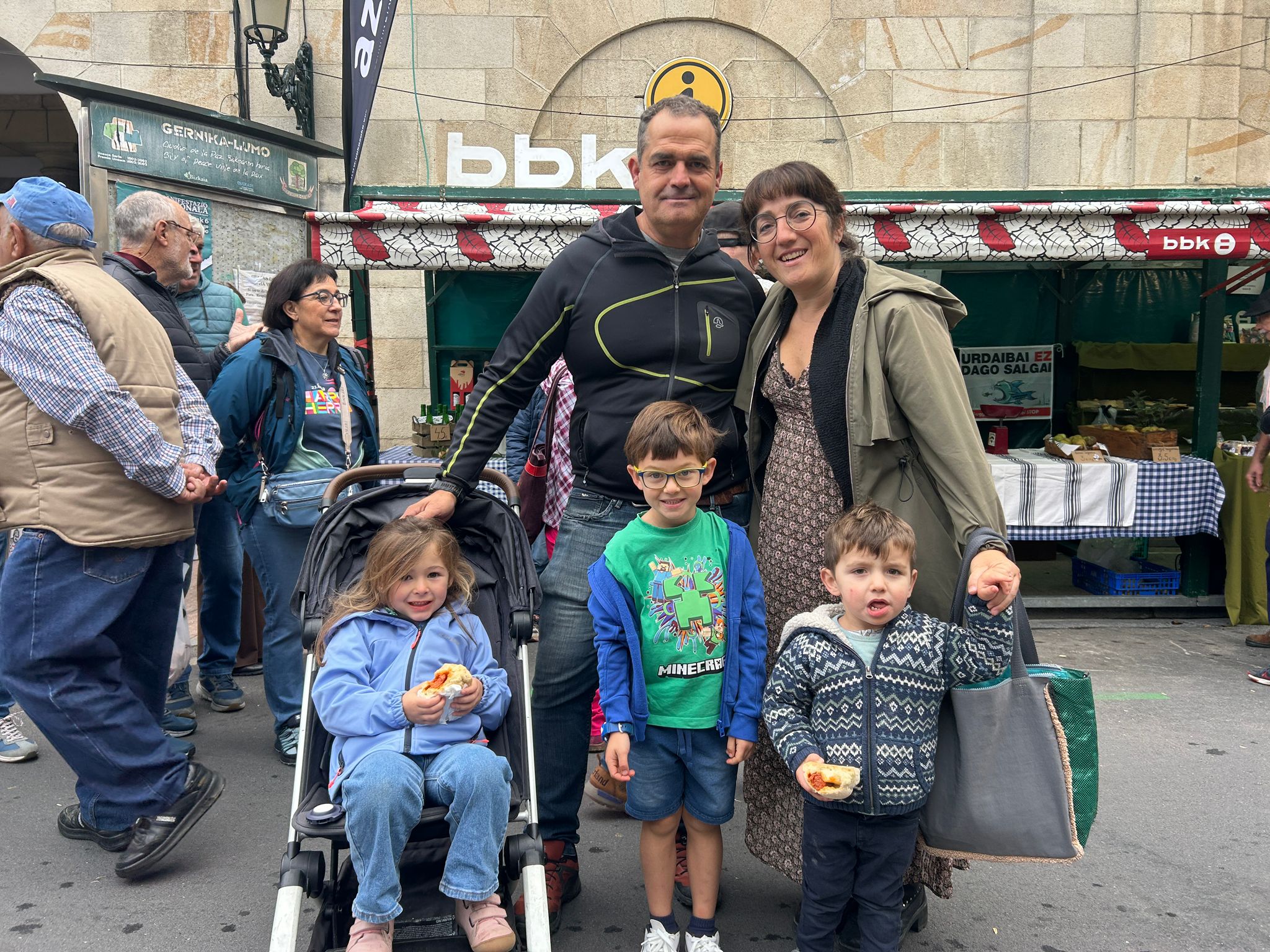 Enara, Ander, Hodei, Aritz eta Saioa. «Venimos todos los años. Hay muchos puestos y muy buen ambiente. Hay que valorar que lo que se vende aquí es producto de cercanía».