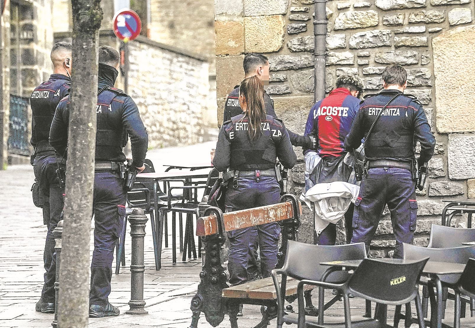 Ertzainas, con dos detenidos en Vitoria, en una foto de archivo.