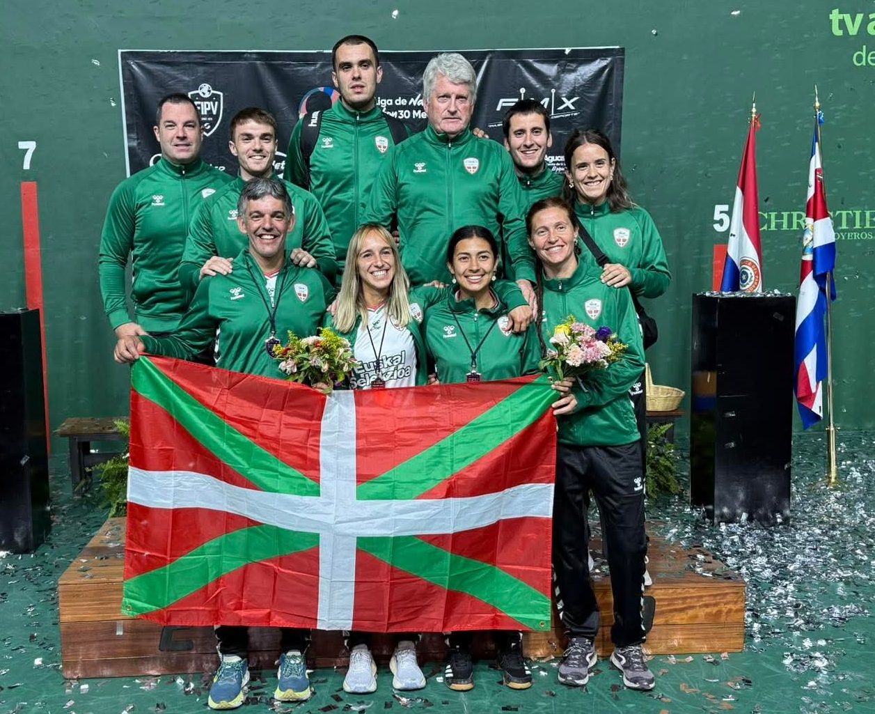 Representantes de la selección vasca de pelota, con Nagore Martín en el centro.