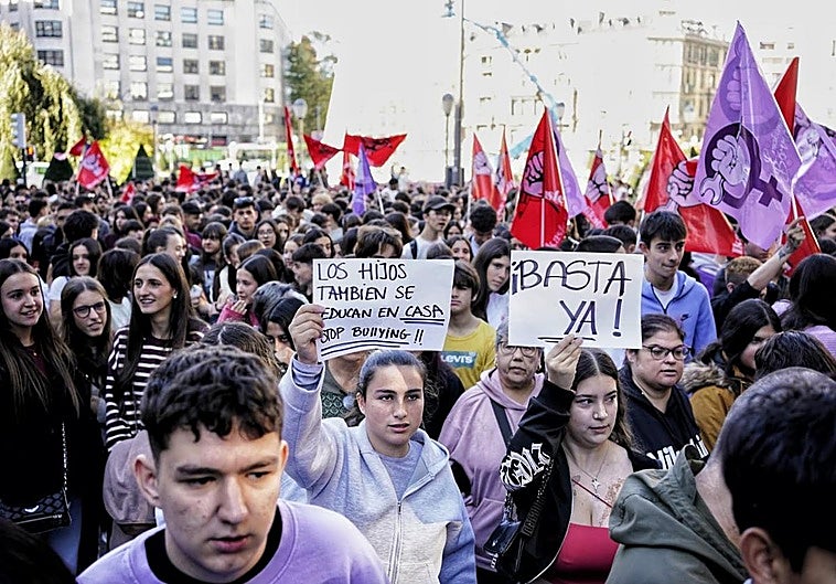 Cientos de estudiantes se han congragados en la bilbaína plaza Moyua