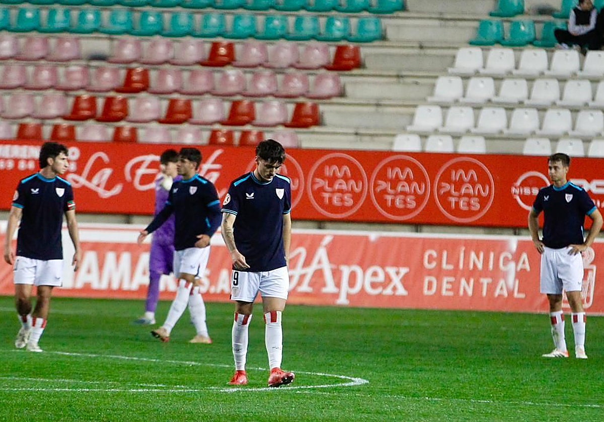 Varios jugadores del Bilbao Athletic cabizbajos en el último partido ante el Zamora.