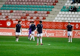 Varios jugadores del Bilbao Athletic cabizbajos en el último partido ante el Zamora.