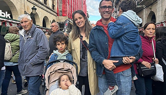 El buen ambiente inunda Gernika: «¡Hemos venido a probarlo todo!»